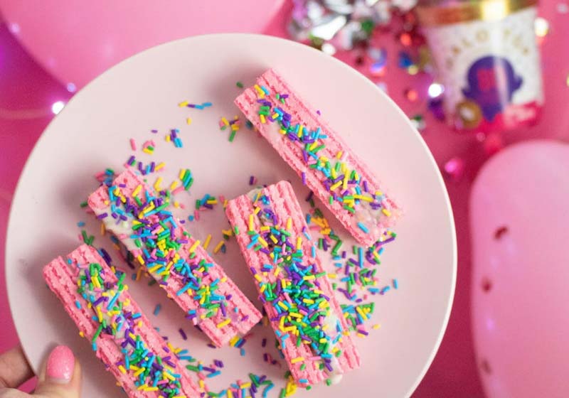 prato de bolo cor de rosa com granulados coloridos